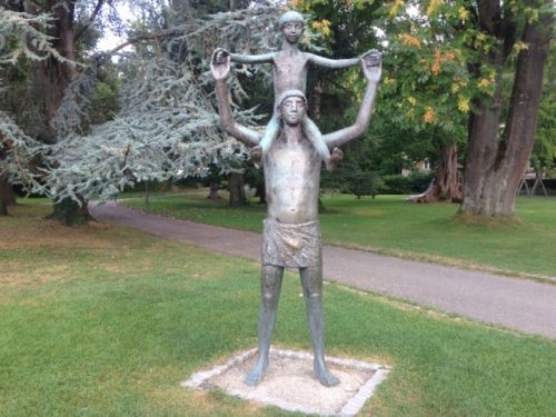 Uferpromenade Statue